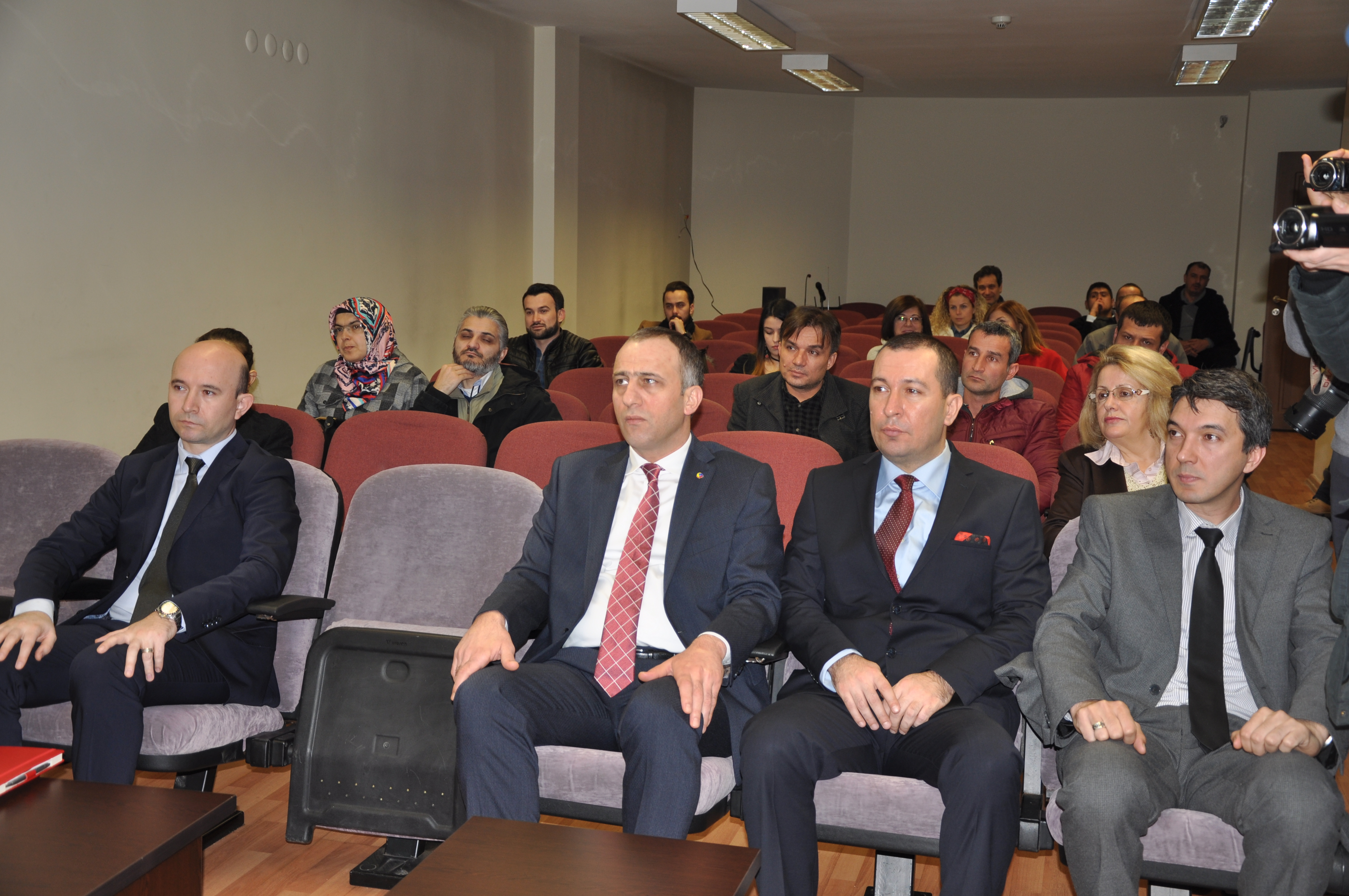 Batı Karadeniz Kalkınma Ajansı Uygulamalı Girişimcilik Eğitimleri Katılımcılarına Belgelerini Dağıtıyor. Galeri