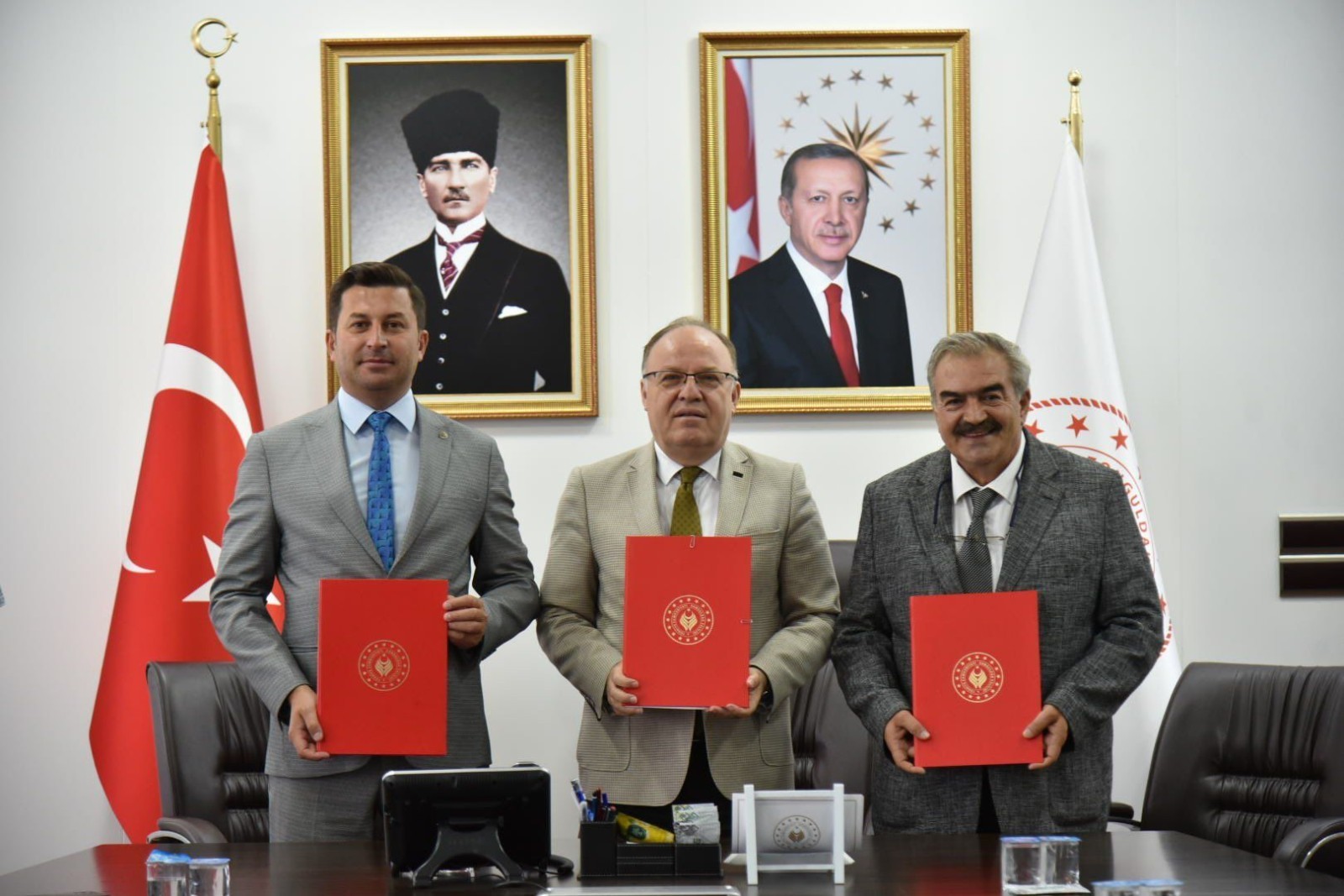 Contract Signed for the Renewable Energy-Based Aquaculture Net Maintenance and Shelter Center Project