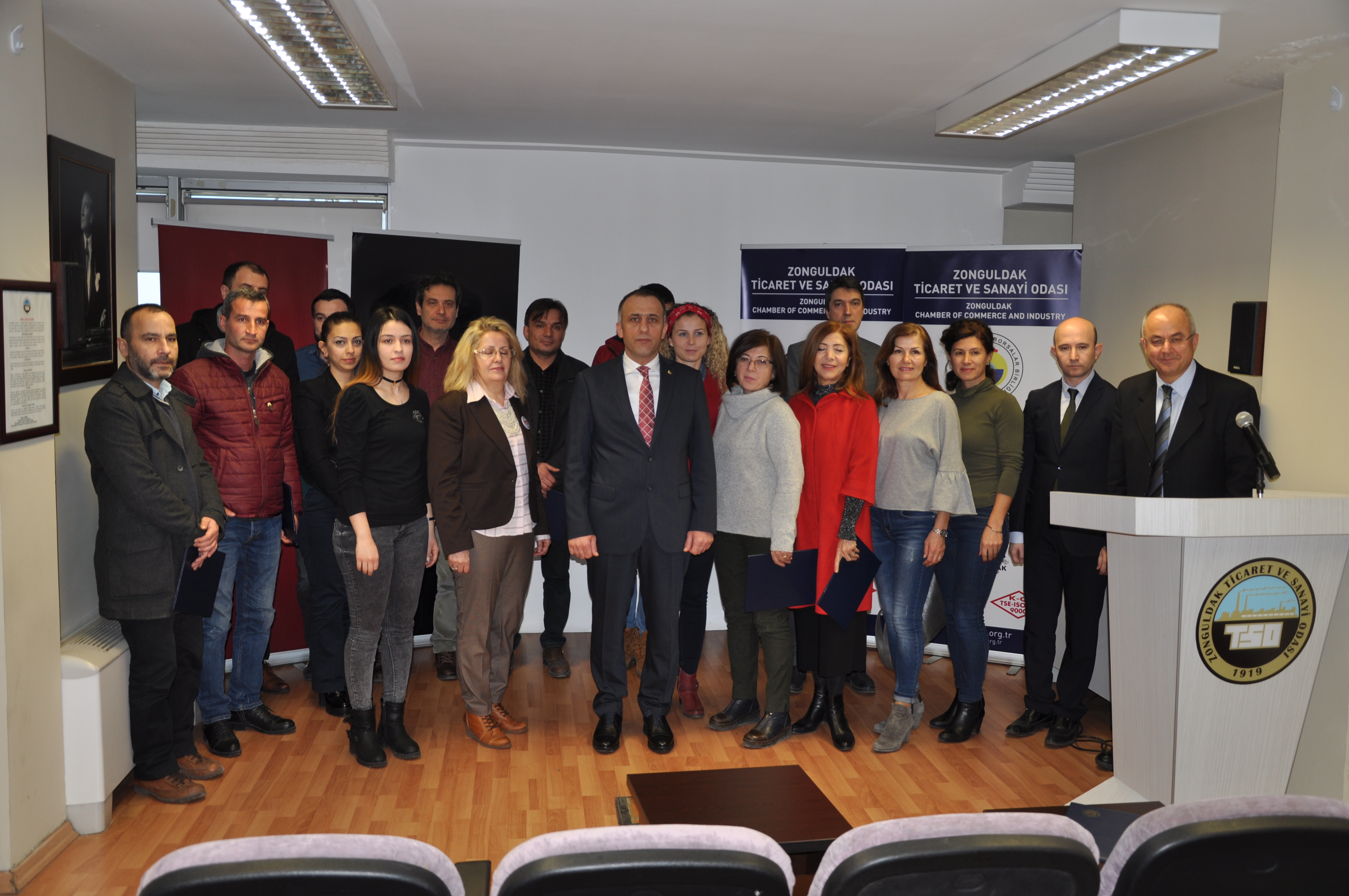 Batı Karadeniz Kalkınma Ajansı Uygulamalı Girişimcilik Eğitimleri Katılımcılarına Belgelerini Dağıtıyor.