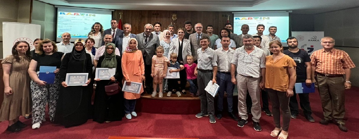 BAKKA- Bartın Üniversitesi İşbirliğinde Örtü Altı Sebze Yetiştiriciliği ve Tıbbi Aromatik Bitki Yetiştiriciliği Sertifika Töreni ve Devlet Destekleri Bilgilendirme Toplantısı Yapıldı. 